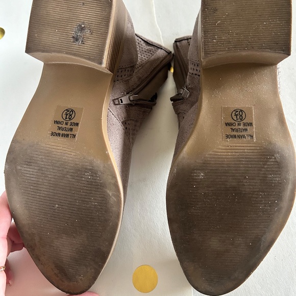 EUC Cityclassified tan perforated faux suede ankle booties - size 8.5 TTS - Picture 6 of 6